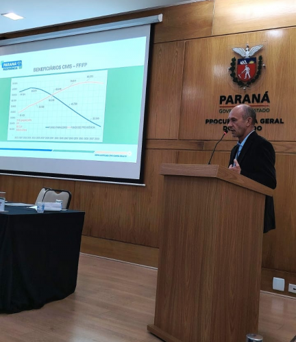 PARANAPREVIDÊNCIA apresenta modelo atuarial e regras de benefícios na Escola Superior da PGE-PR